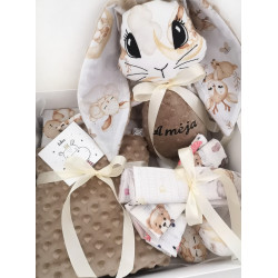 Dovana mergaitei. Vardinis. Zuikis su metrikais.